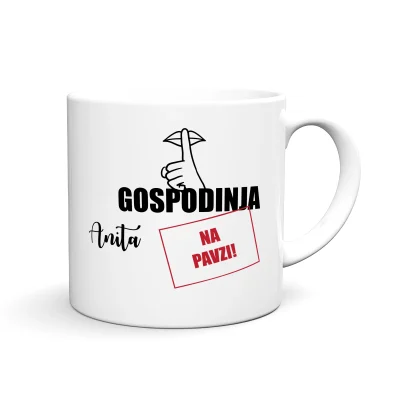 Zabavna in personalizirana skodelica z motivom GOSPODINJA NA PAVZI + IME