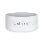 Zabavna in personalizirana skleda za male živali, mačke in pse, z motivom, imenom in tiskom TAGLAVNA ŠEFICA PR' BAJT Na eno ali drugi stran sklede za domače živali lahko natisnemo izbran motiv, lahko pa drugo polovico zamenjate z imenom Vašega kosmatinca in njegovima fotografijama.