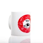 Keramična skodelica z motivom Triglava in rdečo planinsko markacijo na beli podlagi