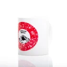 Keramična skodelica z motivom Triglava in rdečo planinsko markacijo na beli podlagi